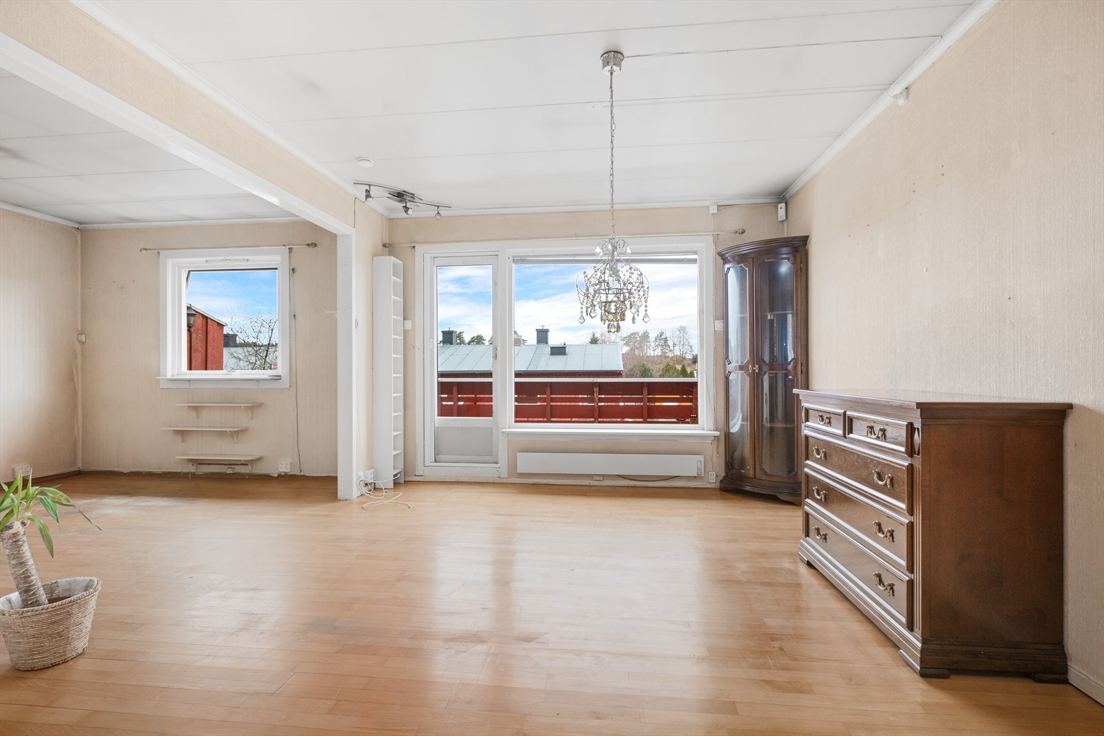 Stue i vinkel med utgang til veranda. Stuen har parkett på gulv og tapet på vegger, malt i himling. Galleribilde