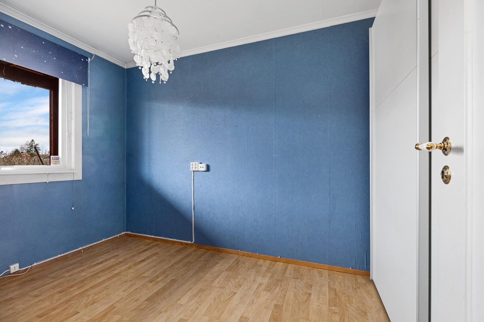Soverom 2 er av noe mindre størrelse, typisk barneromstørrelse. Dette soverommet har skyvedørsgarderobe for klesoppbevaring. Galleribilde
