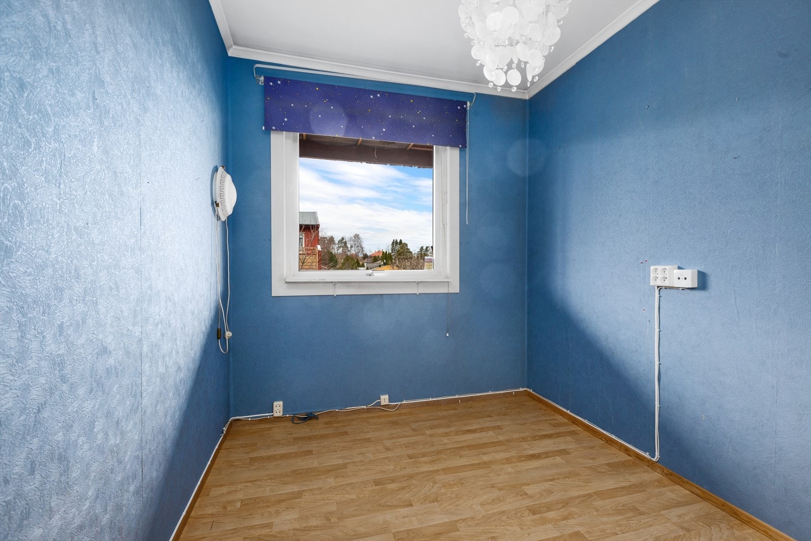 Soverom 2 har laminat på gulv og blå tapet på vegger. Galleribilde
