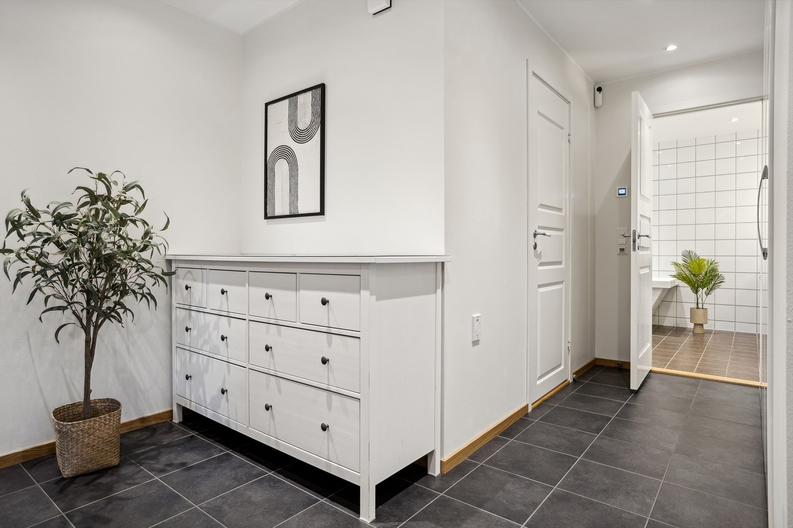 Innbydende inngangsparti med romslig entre i underetasjen, god oppbevaringsplass i skohyller og garderobeskap med organiserte løsninger Galleribilde