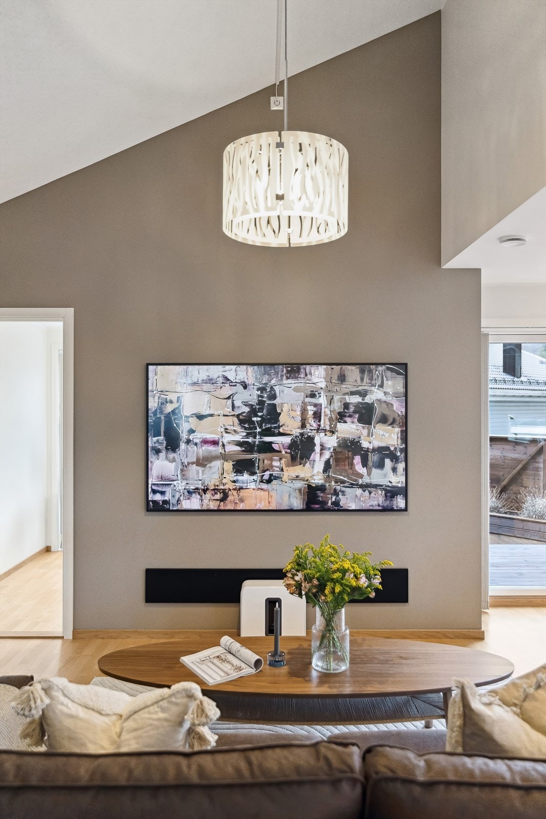 TV med lydplanke, sub og høyttalere kan følge med salget etter avtale. Galleribilde