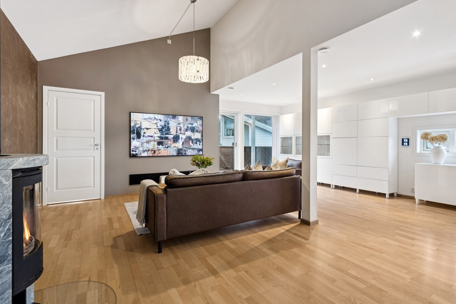 I denne store og lysfylte stuen er det enkelt å organisere flere soner, noe som er ideelt for både avslapning og sosiale sammenkomster. Galleribilde