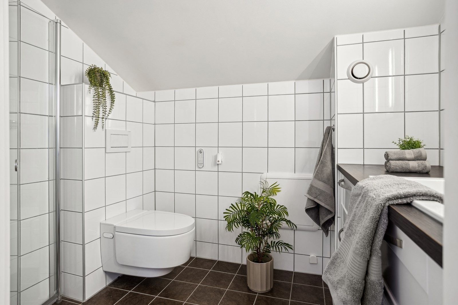 Varmekabler i gulv, vegghengt spyletoalett og avtrekksventil. Galleribilde