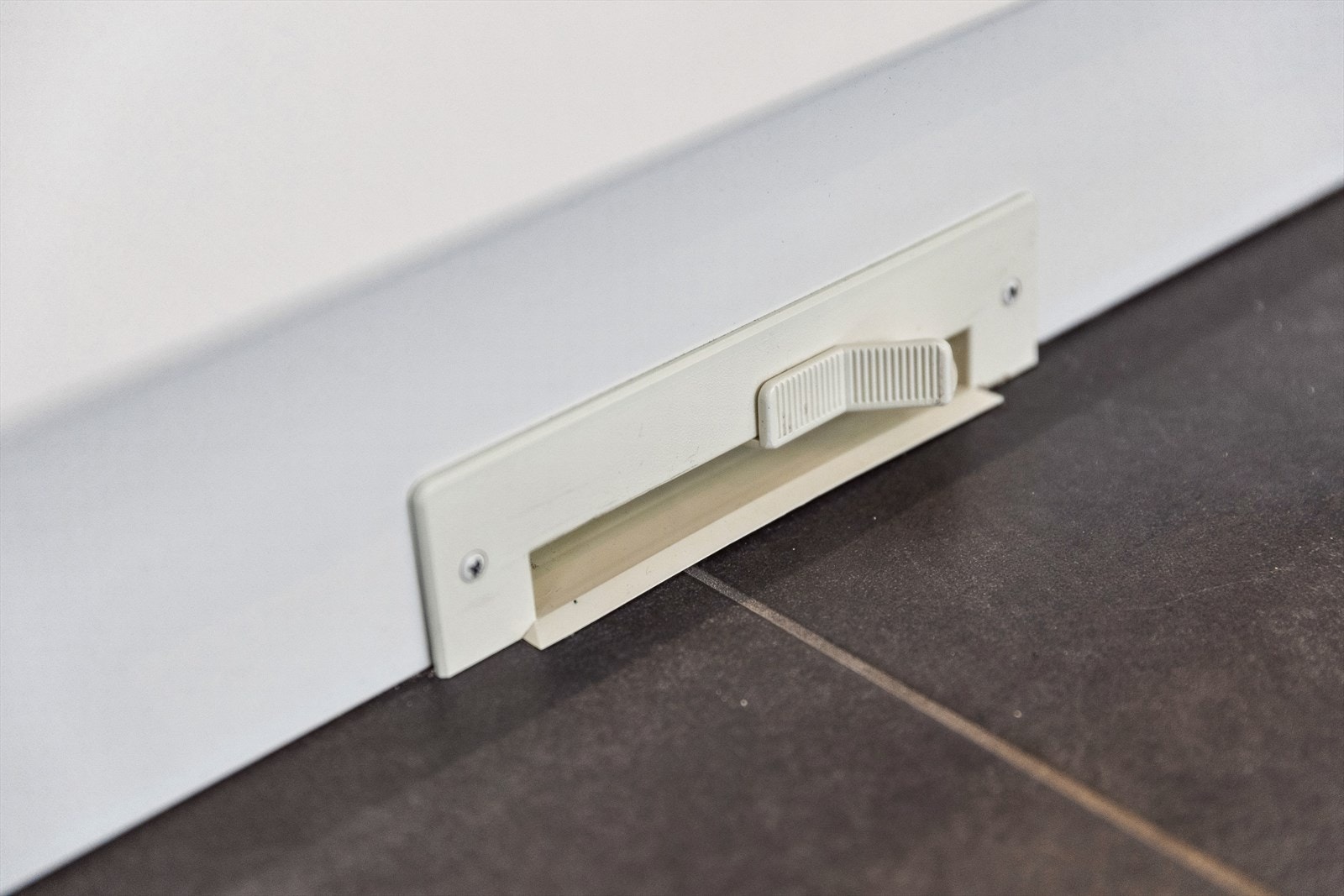 . Legg også merke til at det er integrert sentralstøvsugeruttak i sokkelen som sørger for enkel rengjøring. Galleribilde