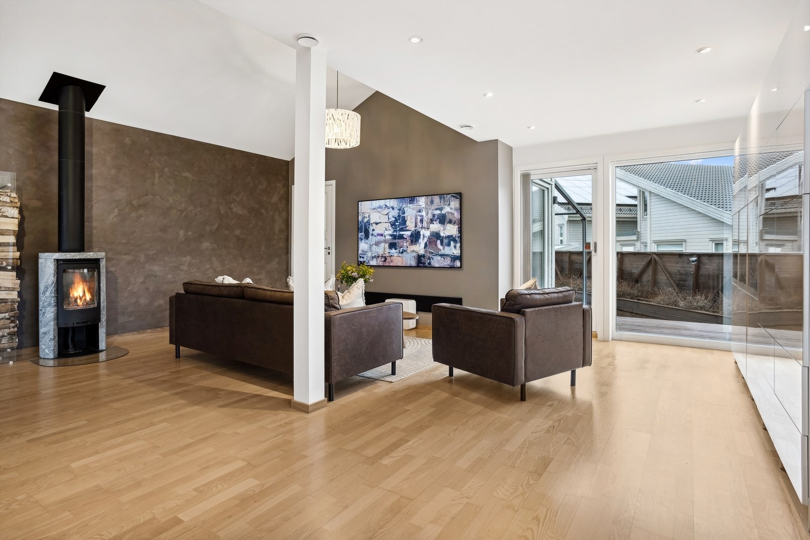 Fra stuen har man direkte utgang til terrassedekke som egner seg spesielt godt under sommerhalvåret Galleribilde