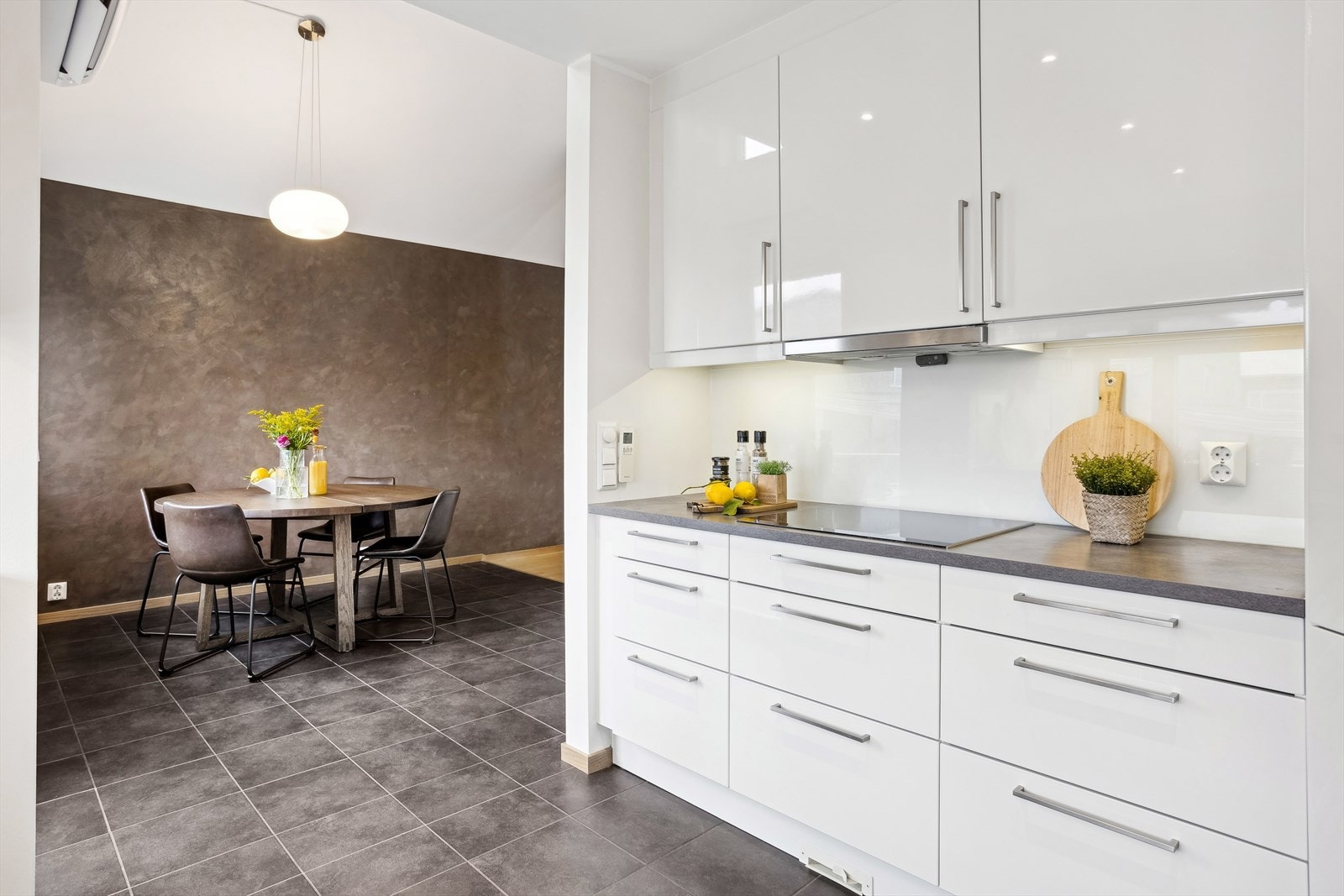 Kjøkkenet ligger i en delvis åpen løsning med stuen. Galleribilde