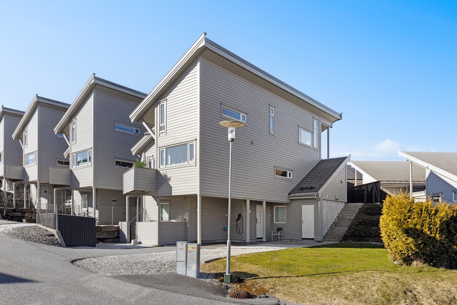 Påkostet enebolig over 3 plan. Galleribilde