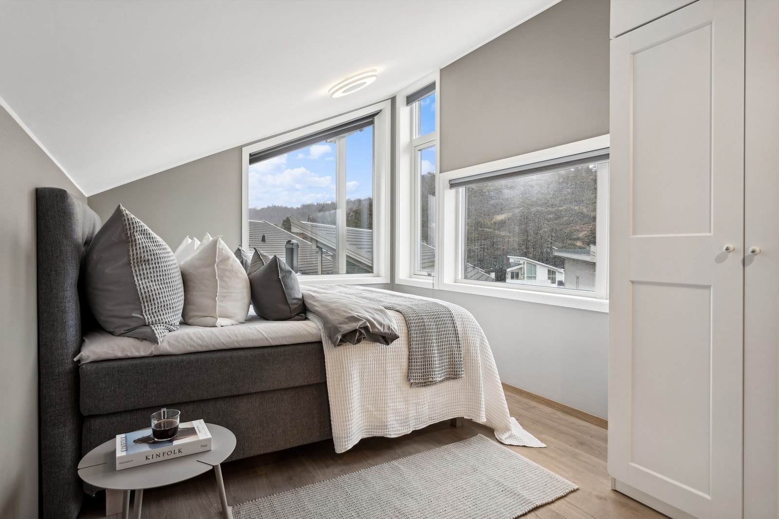 Hovedsoverom i 3. etasje med garderobeskap, store vinduer og plass til dobbeltseng. Galleribilde