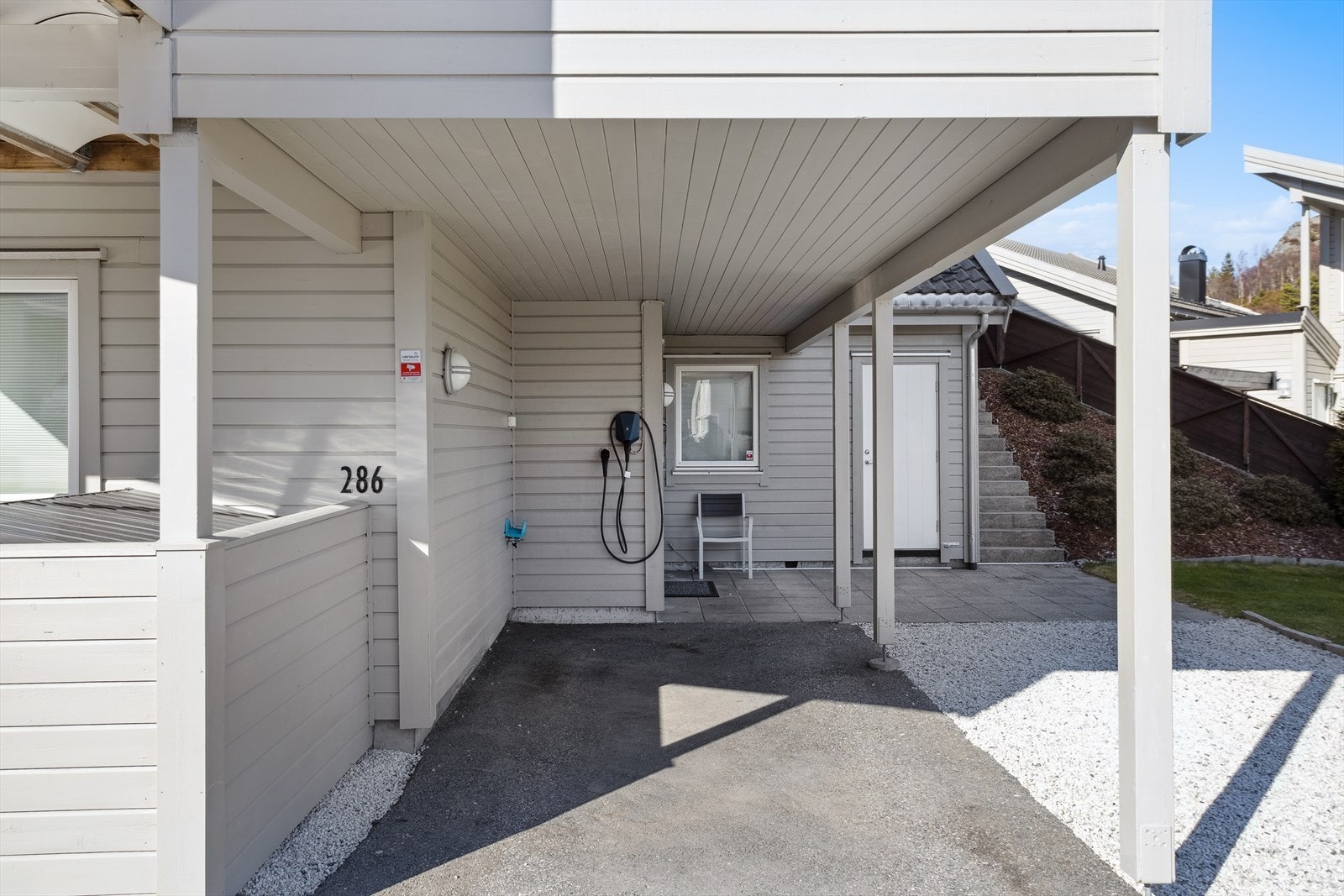 Carport med el-billader. Galleribilde