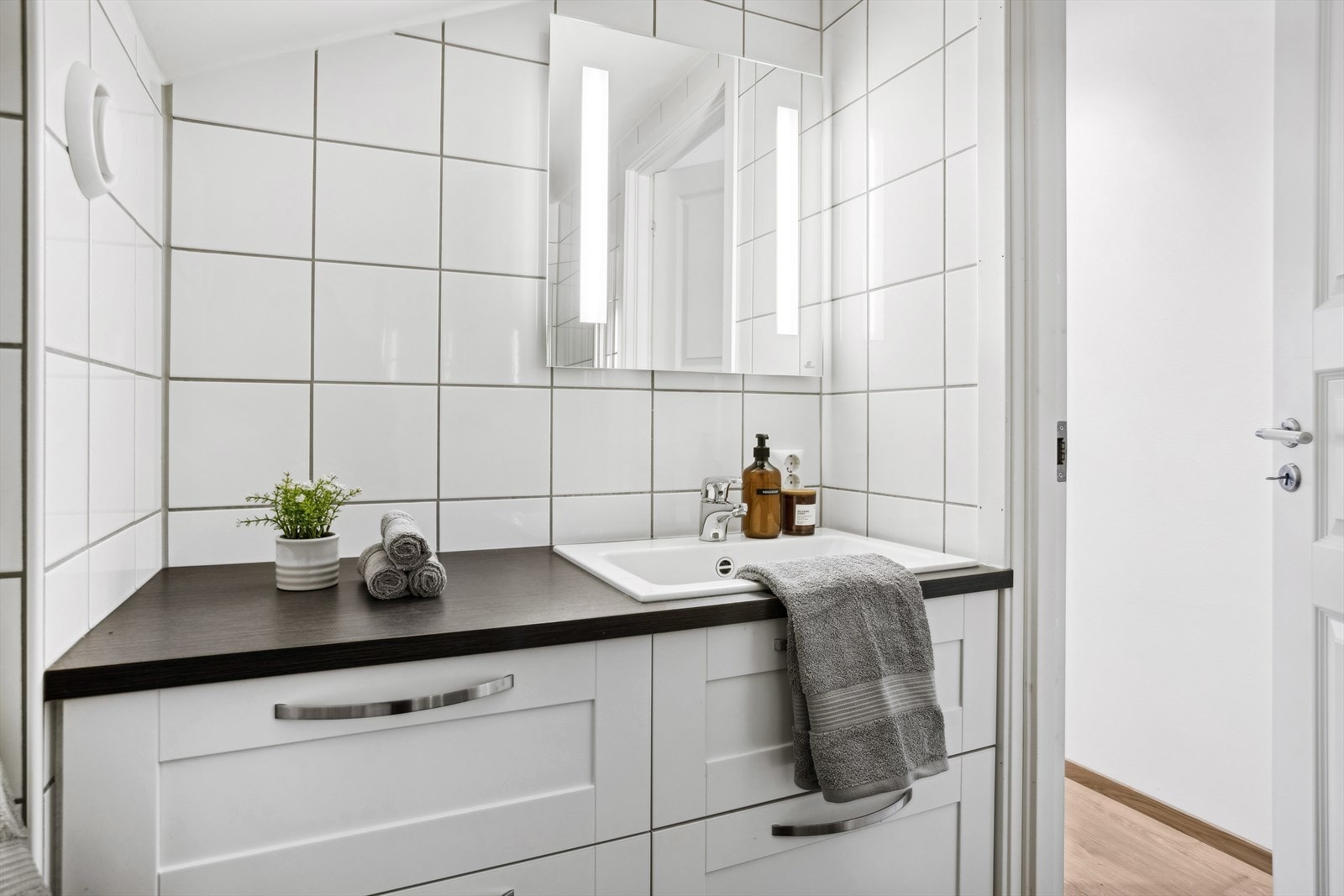 Bad i 2.etasje med keramiske fliser, vegghengt toalett og dusj med glass foldedører. Galleribilde