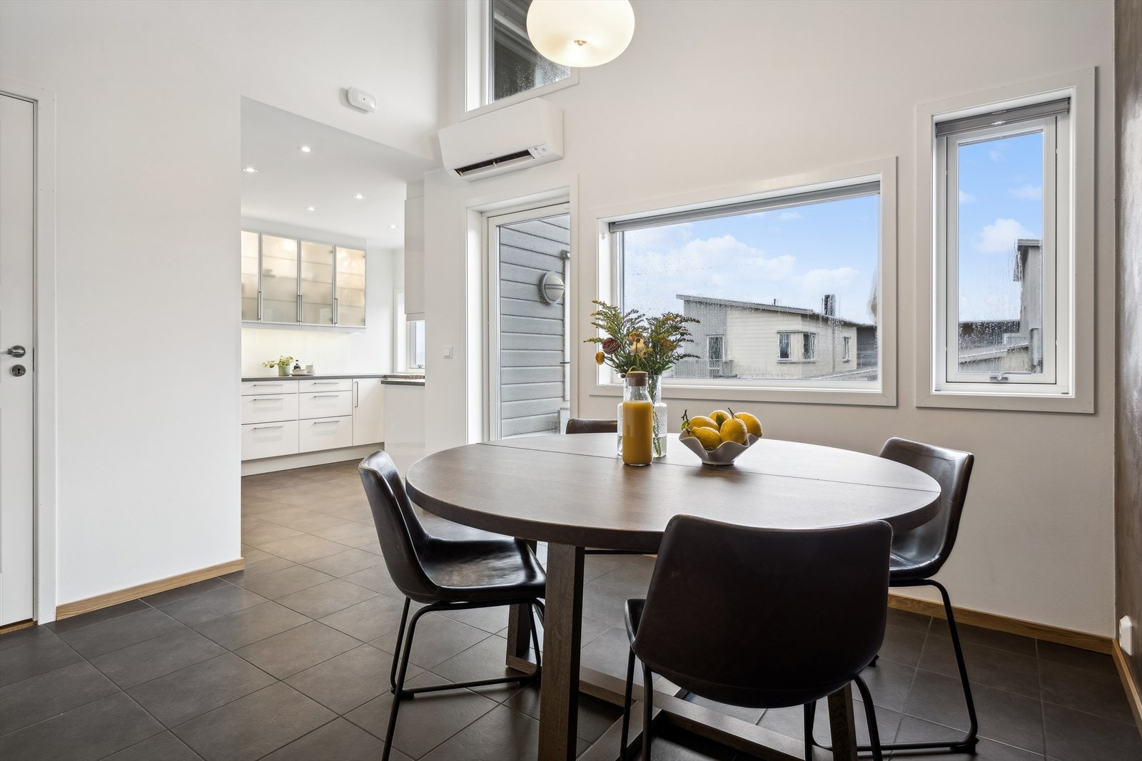 Spisestue mot kjøkkenet bidrar til en sosial atmosfære under matlagingen. Galleribilde