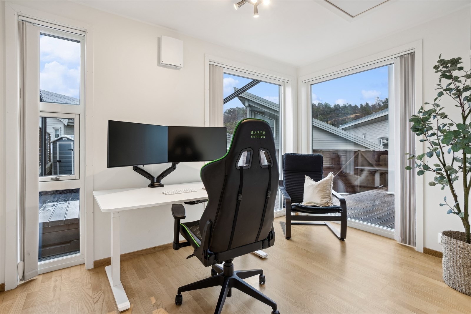 Dette var tidligere en del av stuen som nå er stengt av og benyttes som kontor. Dette rommet er 7,00m² Galleribilde