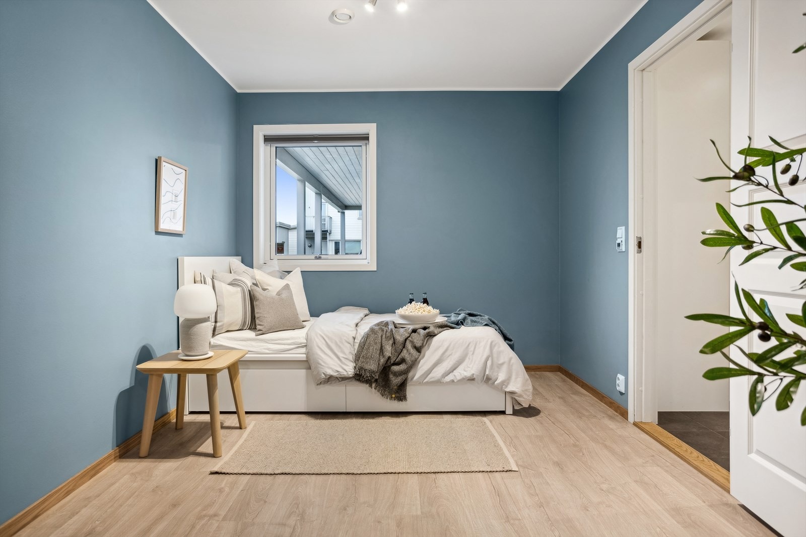 Soverom 1 i underetasjen, dette rommer 14,00 m². Deler av rommet er opprinnelig bod som nå er innlemmet i soverommet. Galleribilde