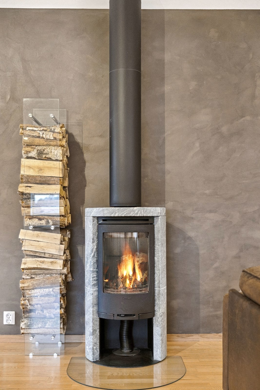 Klebersteinsovn med glassdør er en effektiv varmekilde som både utgir og holder godt på varmen over tid. Galleribilde