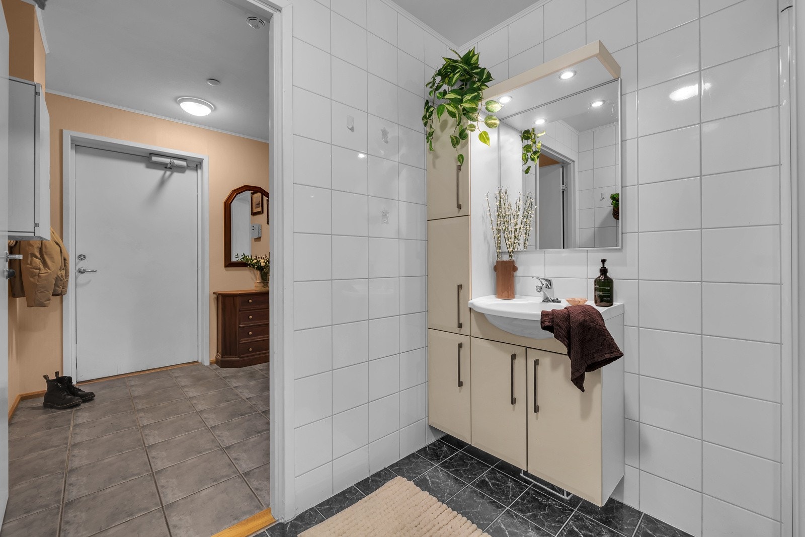 Fra entreen ledes du til soverom, bad og inn til stue/kjøkken Galleribilde