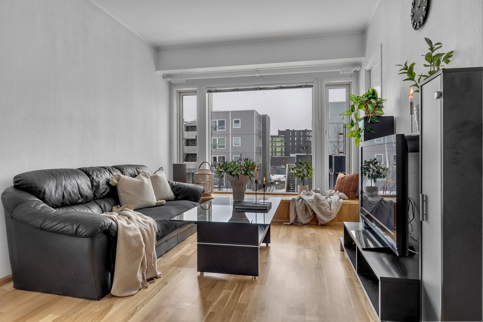 Her har du store vindusflater med utsyn mot nærområdet Galleribilde