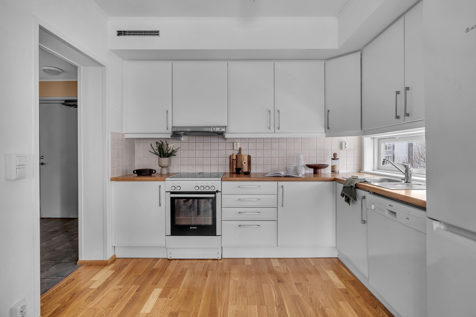 Kjøkkenet praktisk og har godt med skap- og benkeplass Galleribilde