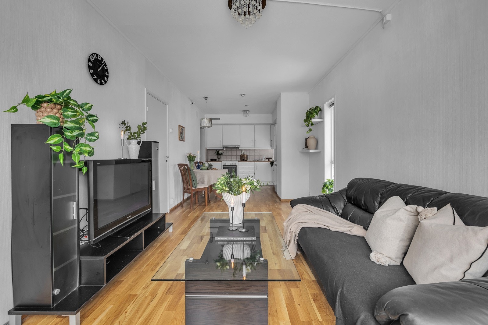 Dagligstuen er trukket helt sør i lelilighet Galleribilde