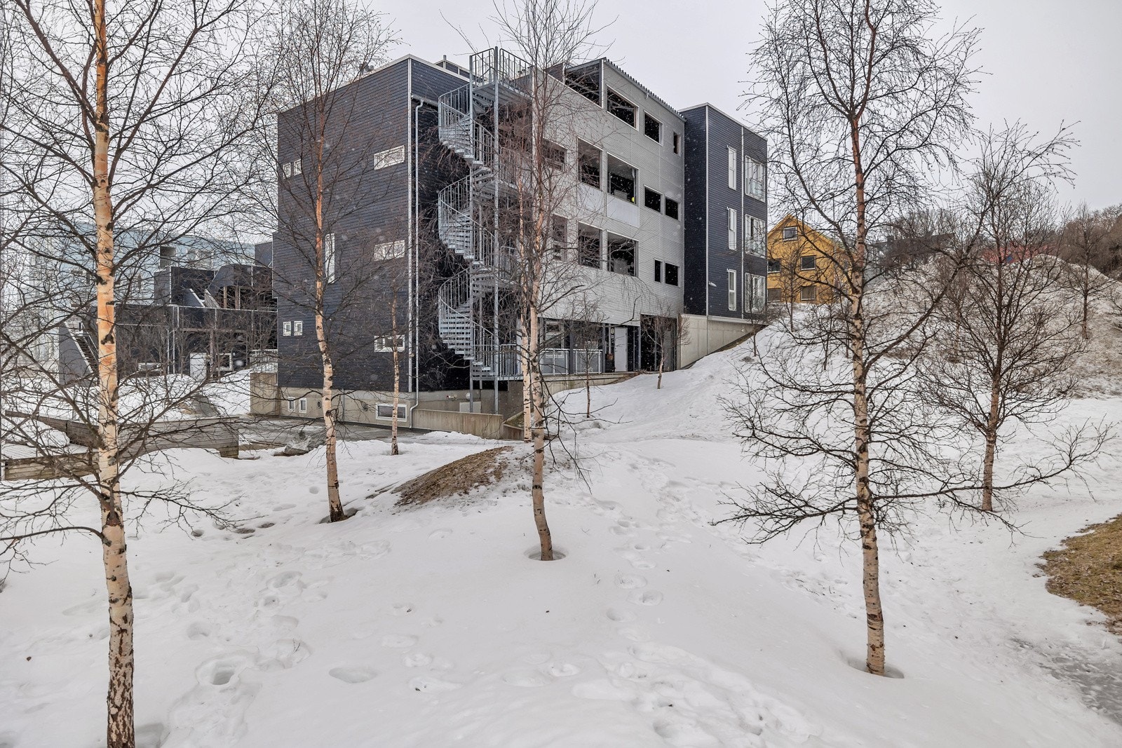 Hjalmar Johansens Gate 195 ligger på Strandkanten som er et bilfritt område med pent opparbeidede grønarealer Galleribilde