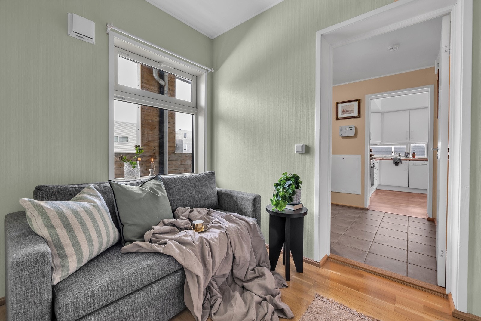 Soverom 1 liggeri tilknytning entre og bad. Fint rom med vinduer mot nord. Ca. 6,5m2 Galleribilde