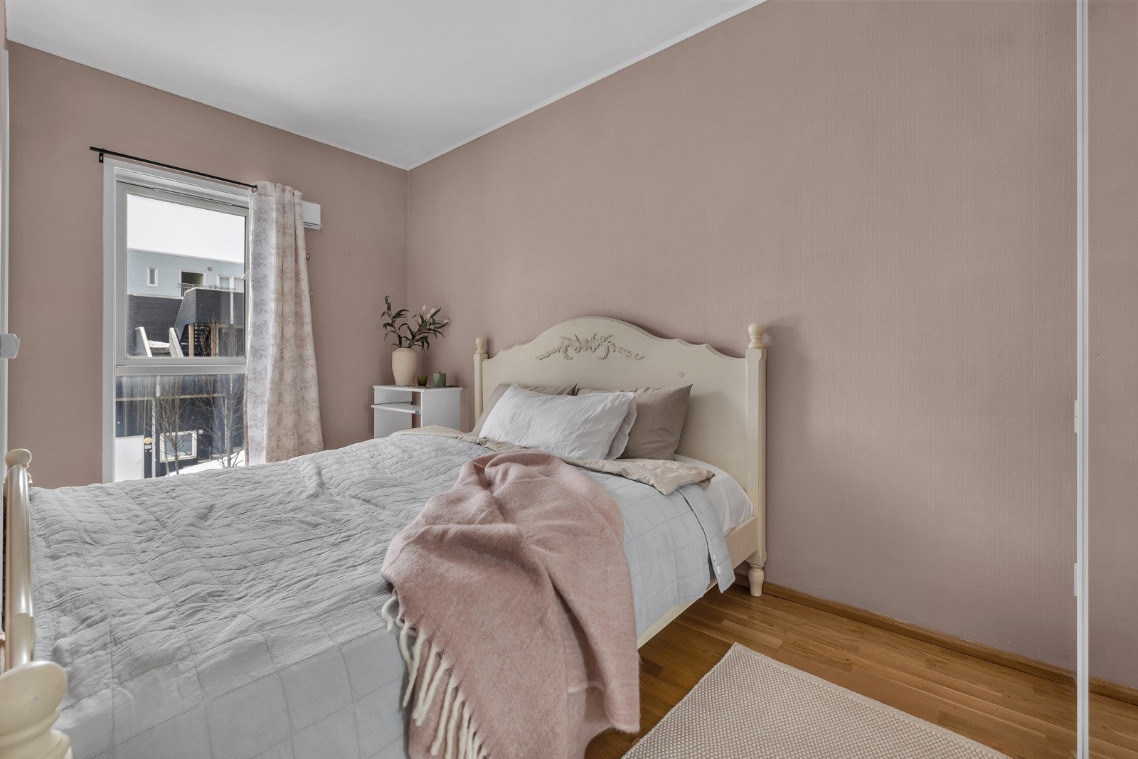 Her finner du plass til både dobbeltseng og oppbevaring Galleribilde