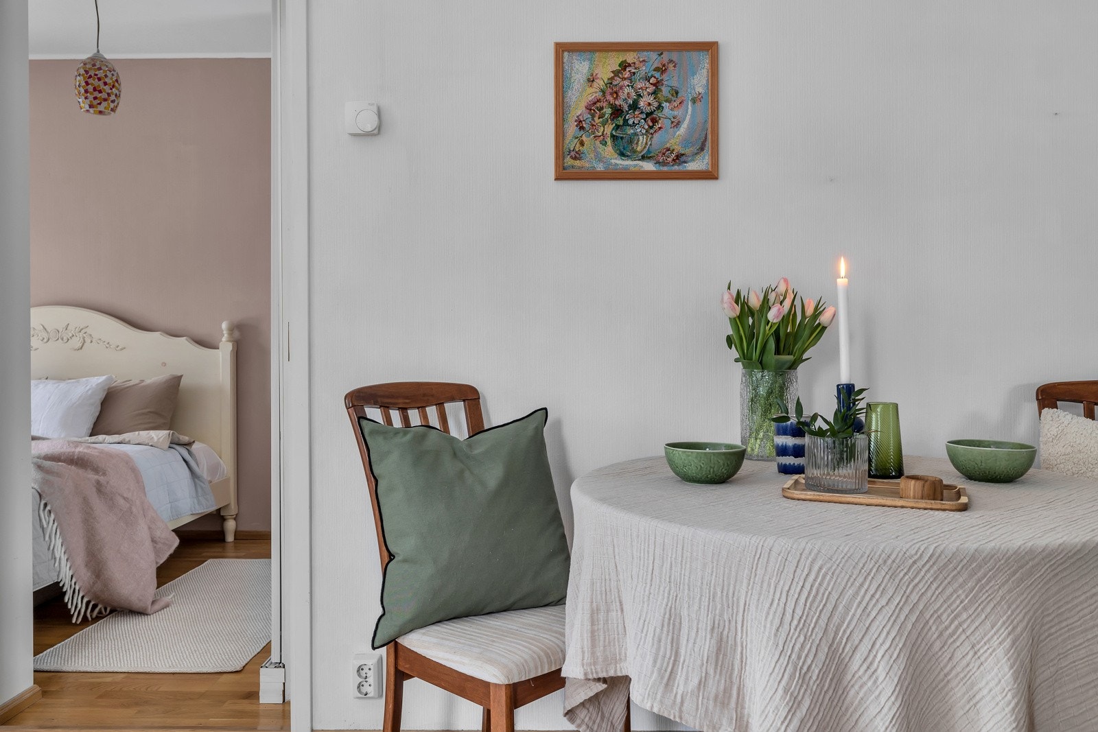 Fra stuen er det inngang til leilighetens 2. soverom Galleribilde