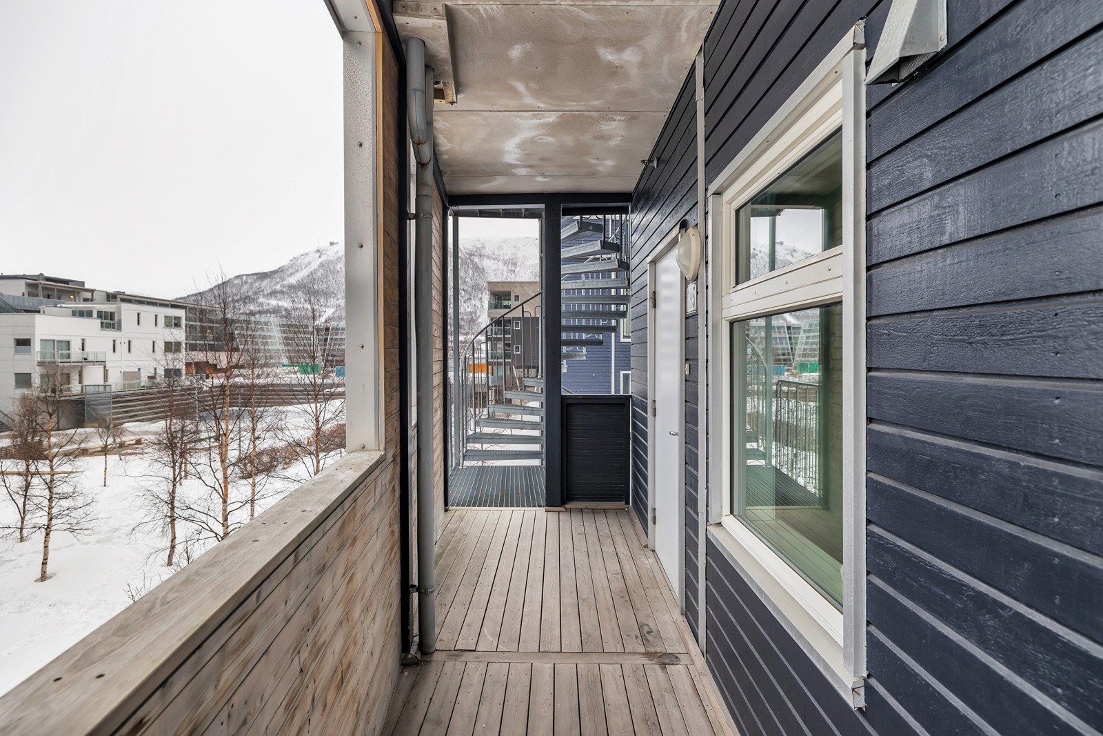 Adkomst til boligen er via overbygd svalgang Galleribilde