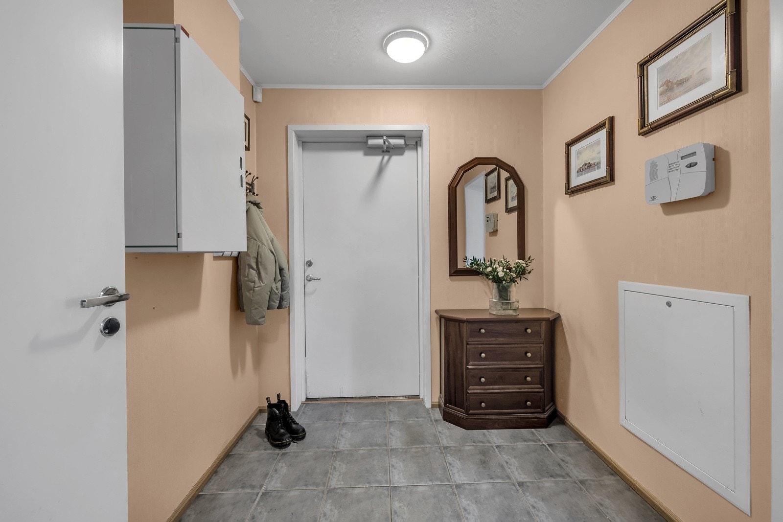 Velkommen inn! Det første som møter deg er dette romslig og praktiske inngangspartiet Galleribilde