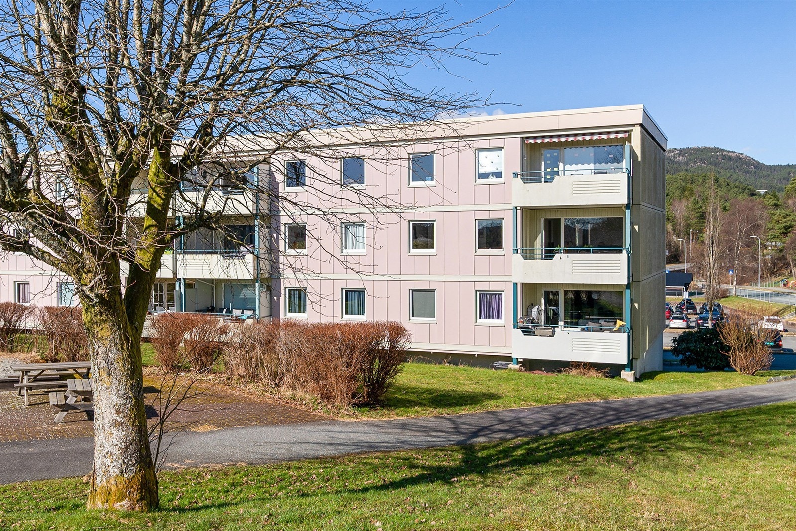 - Her bor man på enden med utsikt mot grøntareal og lekeplass - Galleribilde