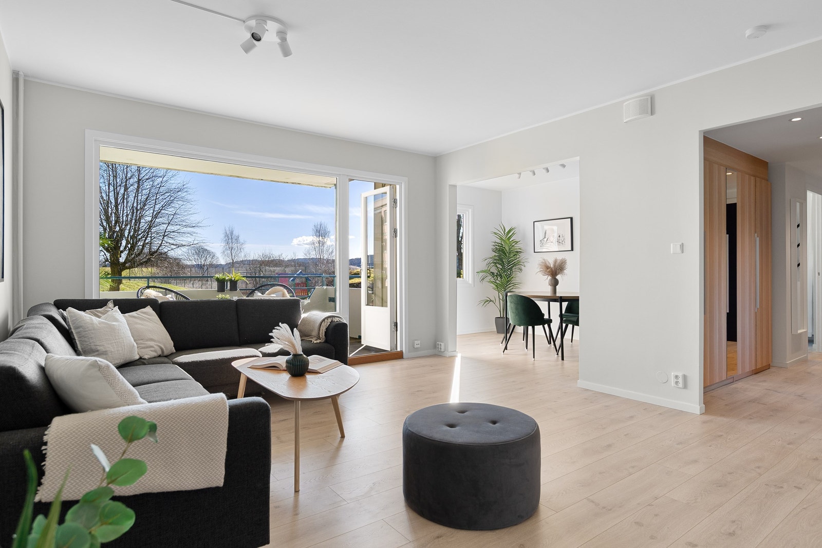 - Utgang til sørvendt balkong på ca. 10 kvm - Galleribilde