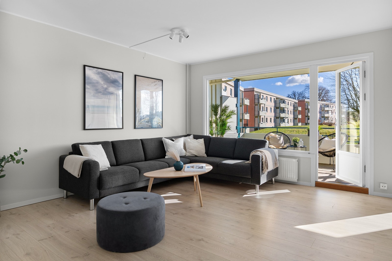 - Slette lyse vegger med listefri himling - Galleribilde