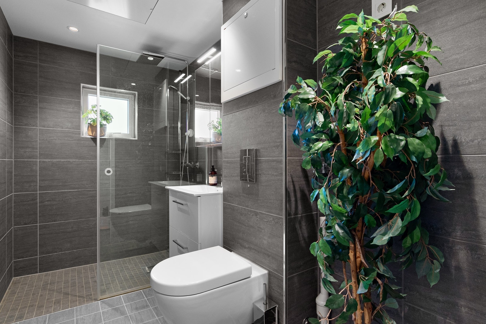 - Badet ble pussetopp i regi av brl. i 2020. Oppgraderte fliser, spotter og dusjgarnityr - Galleribilde