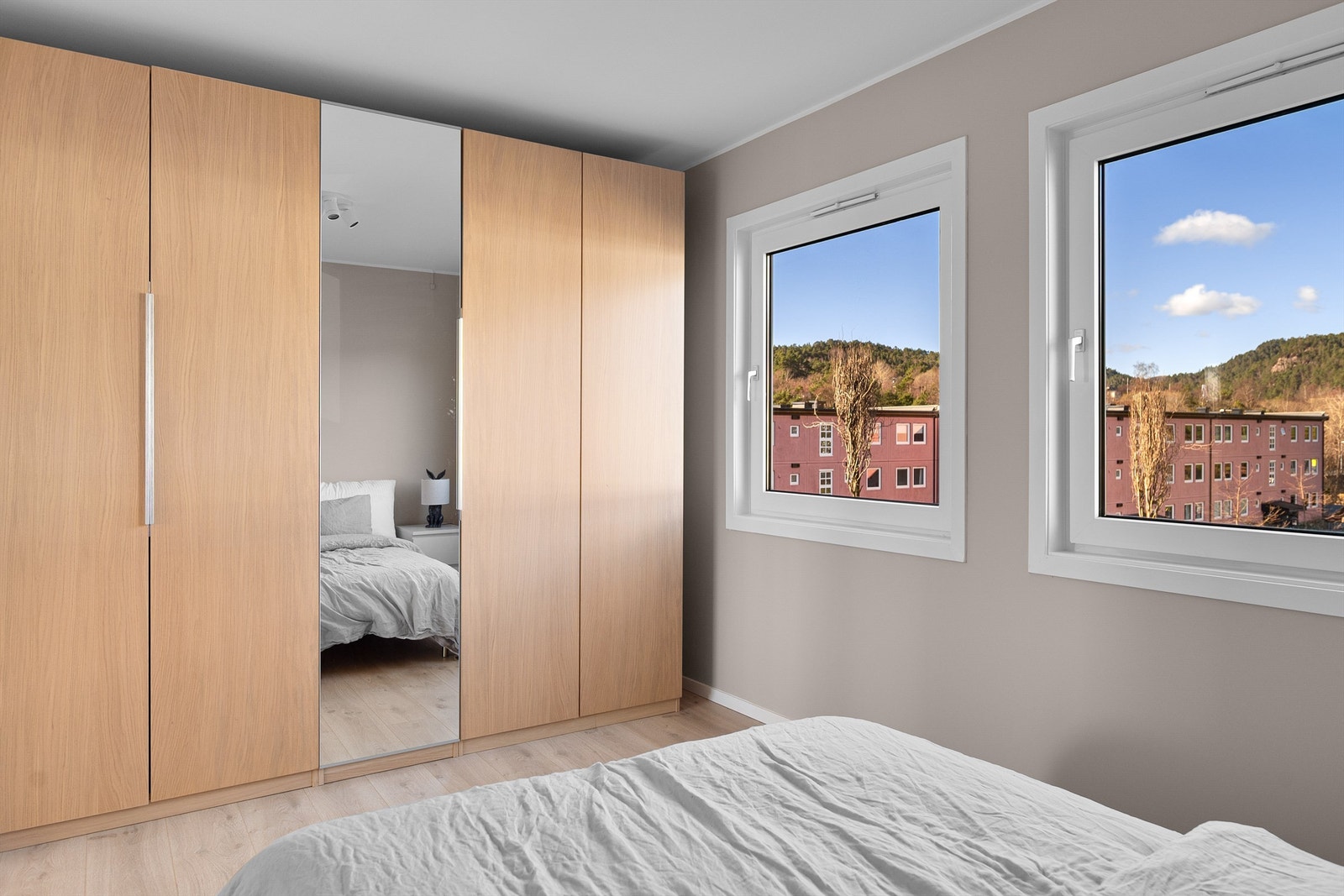 - Innredet med stort garderobeskap med god oppbevaringsplass - Galleribilde