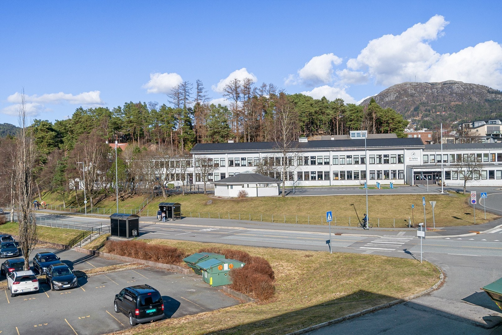 - Bildet er tatt fra leilighetens kjøkkenvindu. Her ser man hvor nærme man er bussholdeplass og skole - Galleribilde