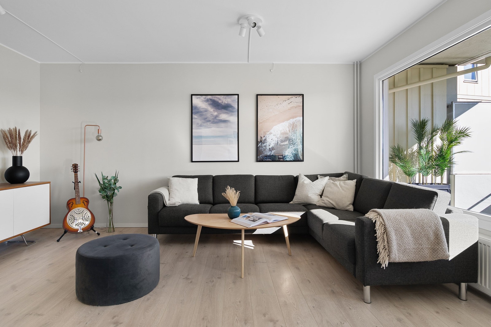 - Lekker og moderne stue med god plass til en stor sofakrok - Galleribilde