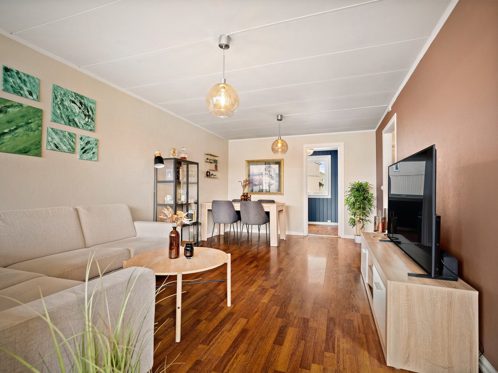 Det er en fin planløsning på boligen, som gir plass til både sofa- og spisegruppe. Galleribilde