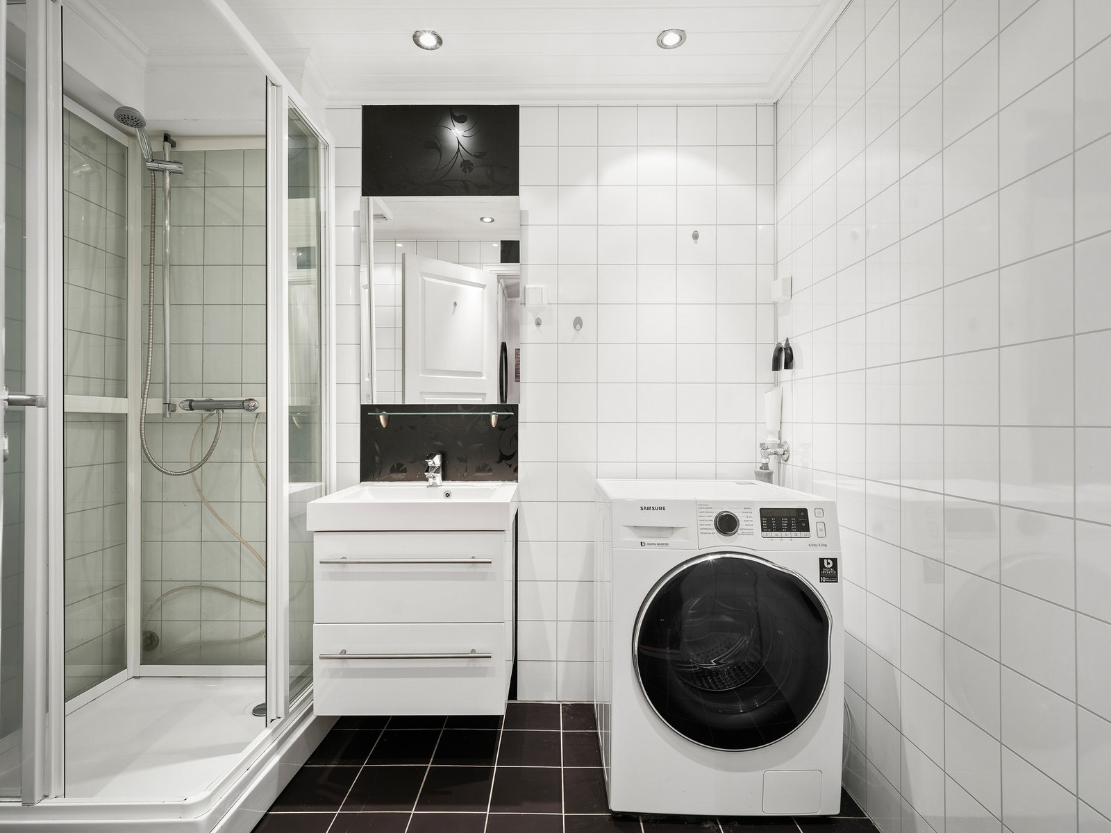 Lyst baderom med opplegg for vaskemaskin. Galleribilde