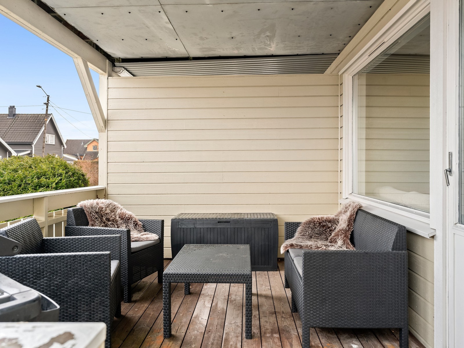 Romslig terrasse utenfor stuen. Galleribilde