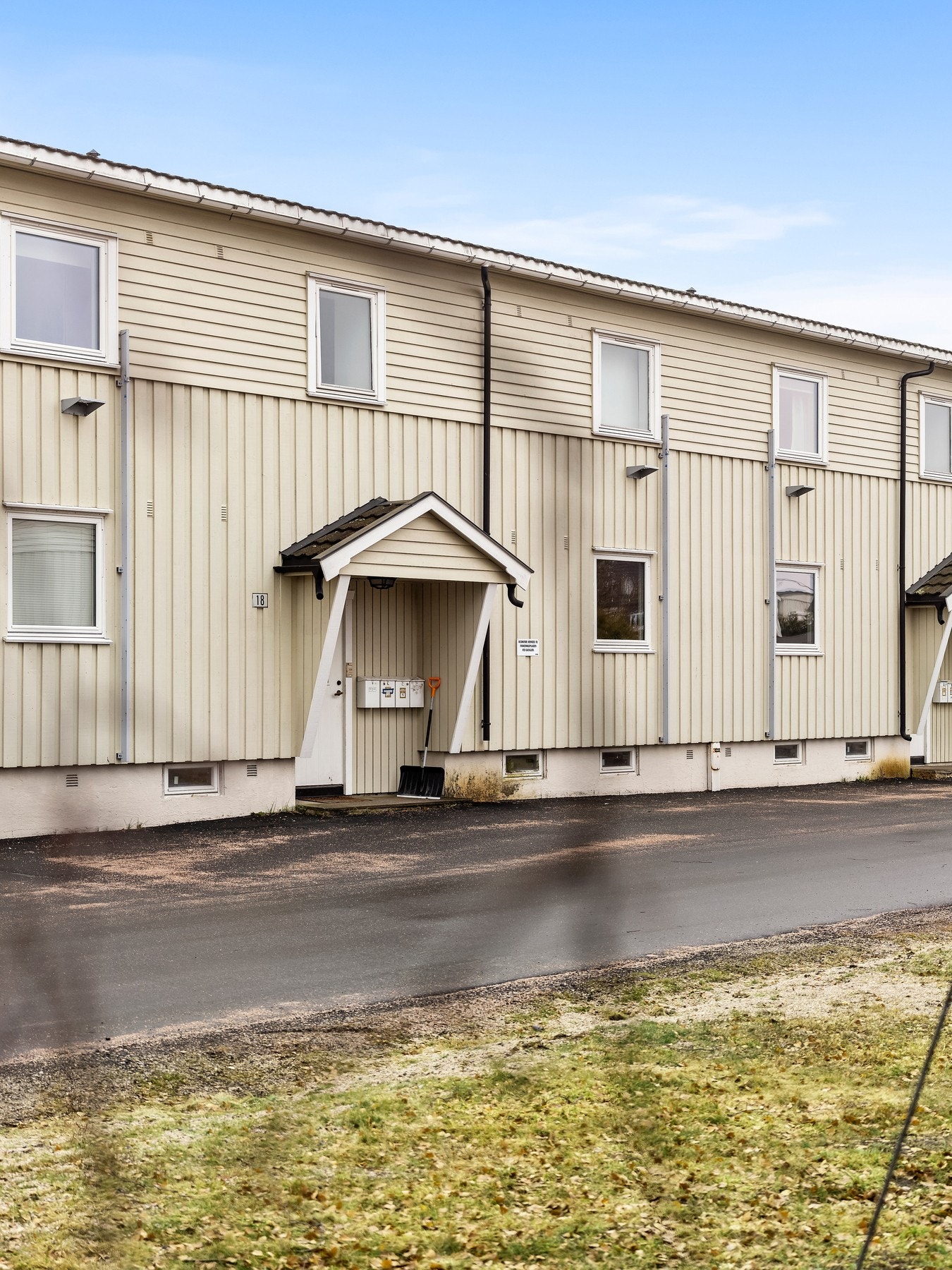 Boligen har en egen oppmerket biloppstillingsplass, til venstre for inngangspartiet. Galleribilde
