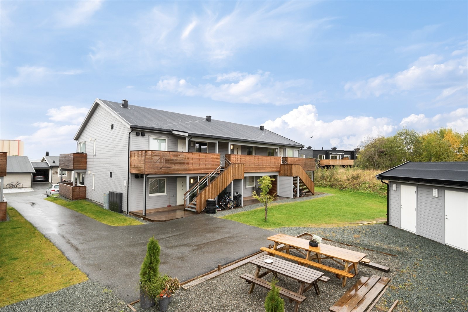 Sameiet har en pent opparbeidet tomt med plen og asfalterte stikkveier. Galleribilde