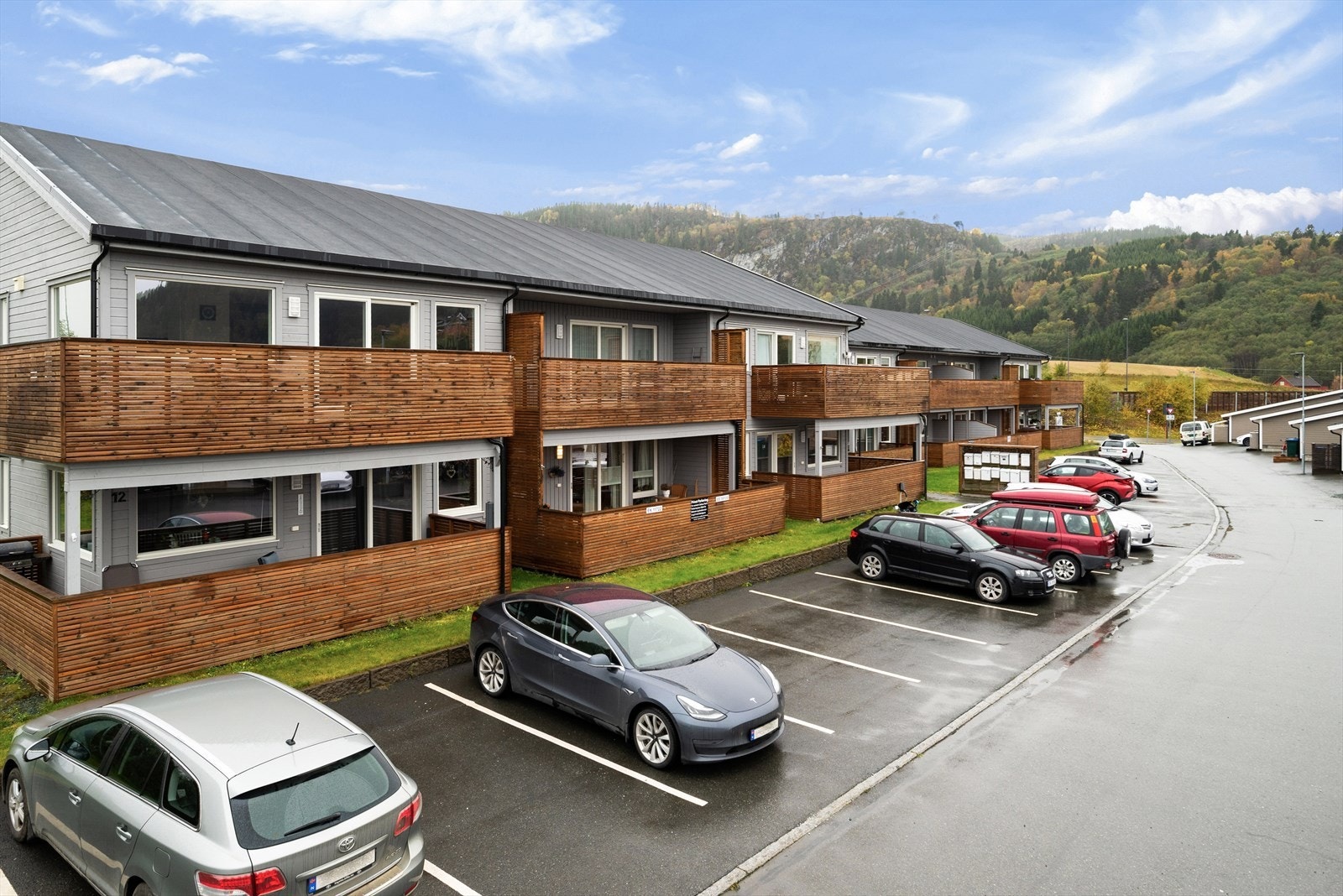 Sameiet har oppstillingsplasser rett utenfor bygning. Det finnes i tillegg gjesteparkering i gata. Galleribilde