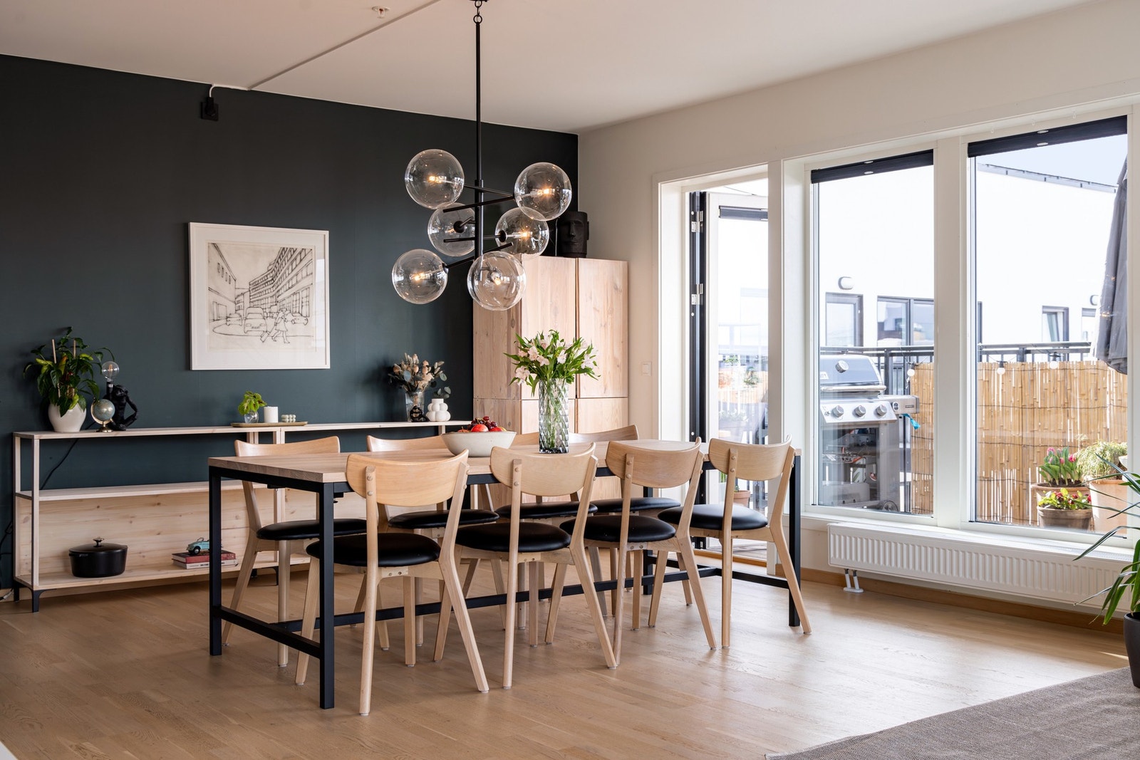 Det er også god plass for ønsket møblement langs veggen bak spisestuen Galleribilde