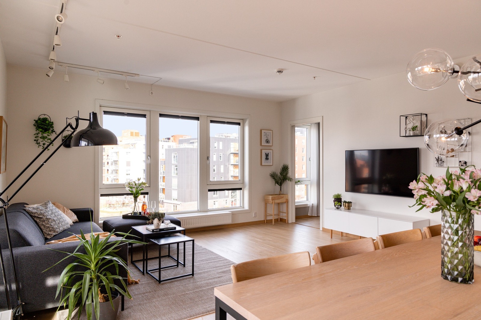 Leiligheten varmes opp via radiatorer tilkoblet fjernvarme. Dette er inkludert i felleskostnadene (a-konto) Galleribilde