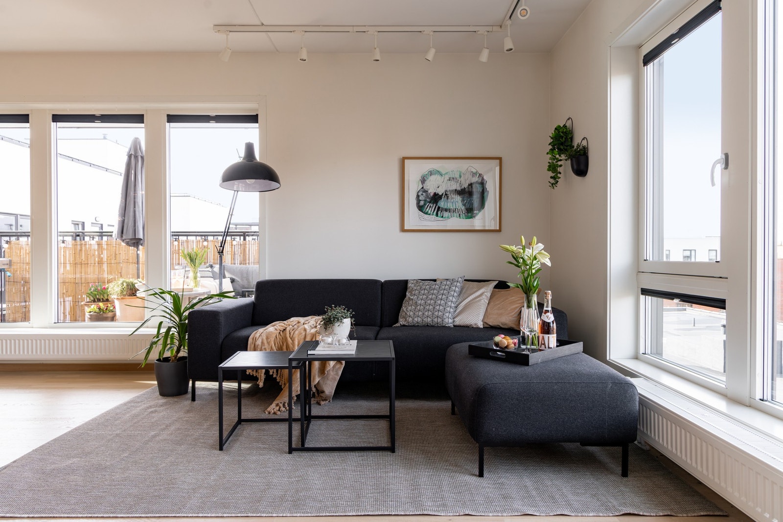 Pent malte overflater og plisségardiner på alle vinduer i stuen Galleribilde