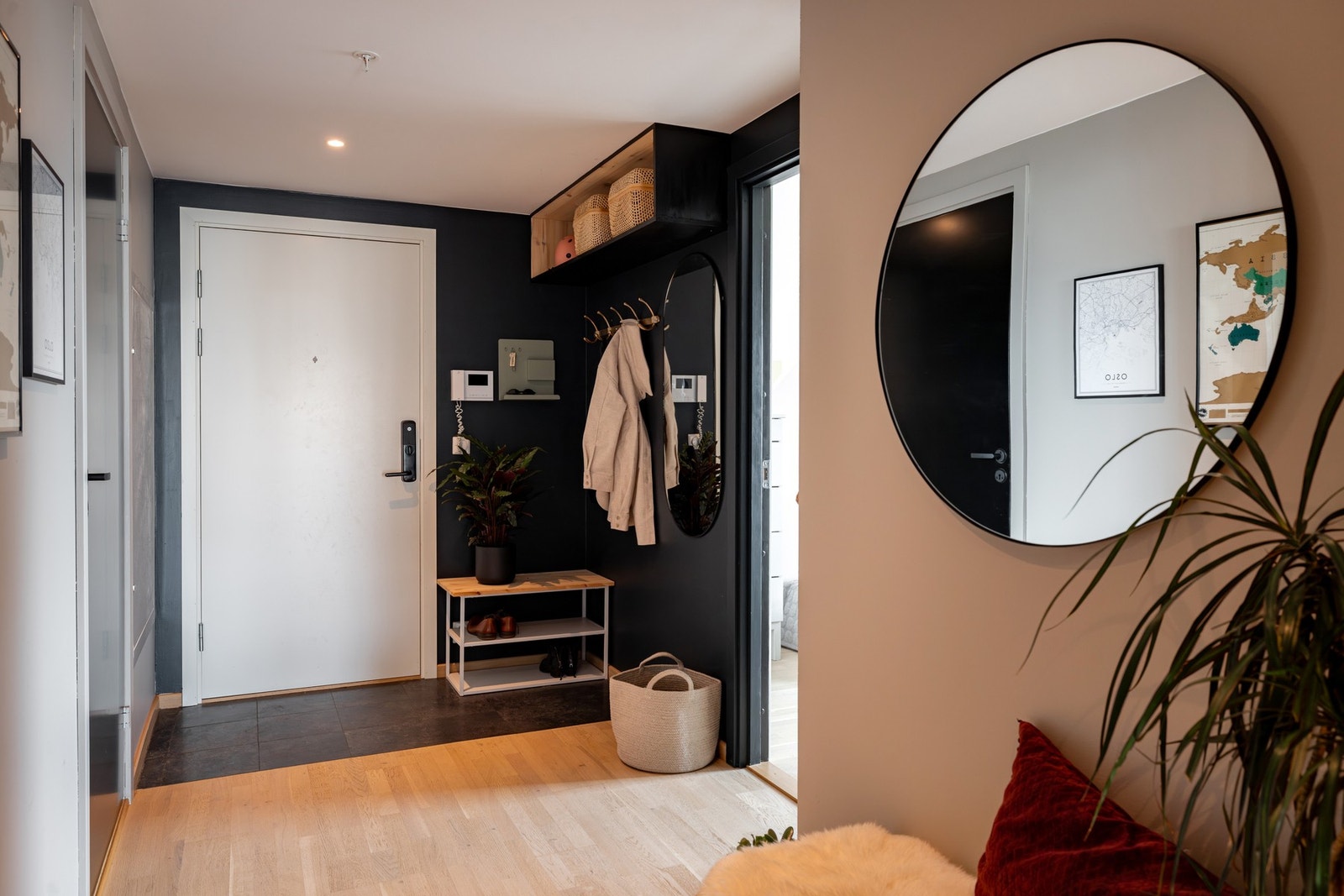 Velkommen inn! En romslig og praktisk gang med plass til å henge fra seg yttertøy og sko Galleribilde