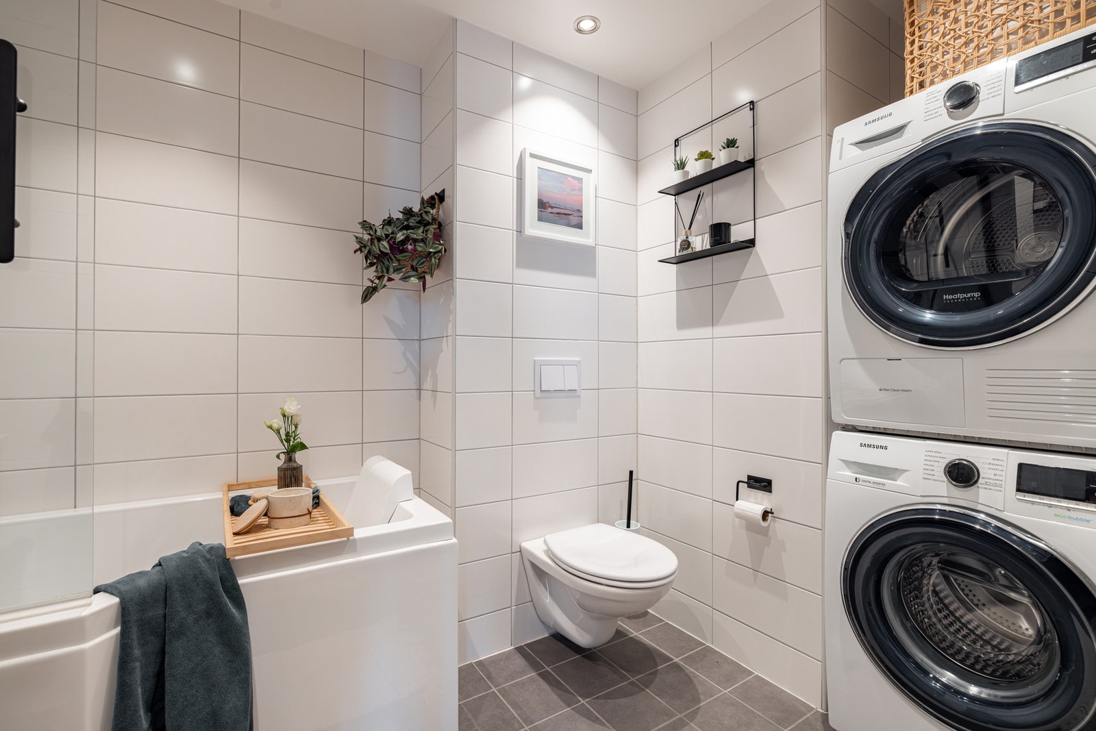 Det er en smart nisje med plass til vaskemaskin og tørketrommel Galleribilde