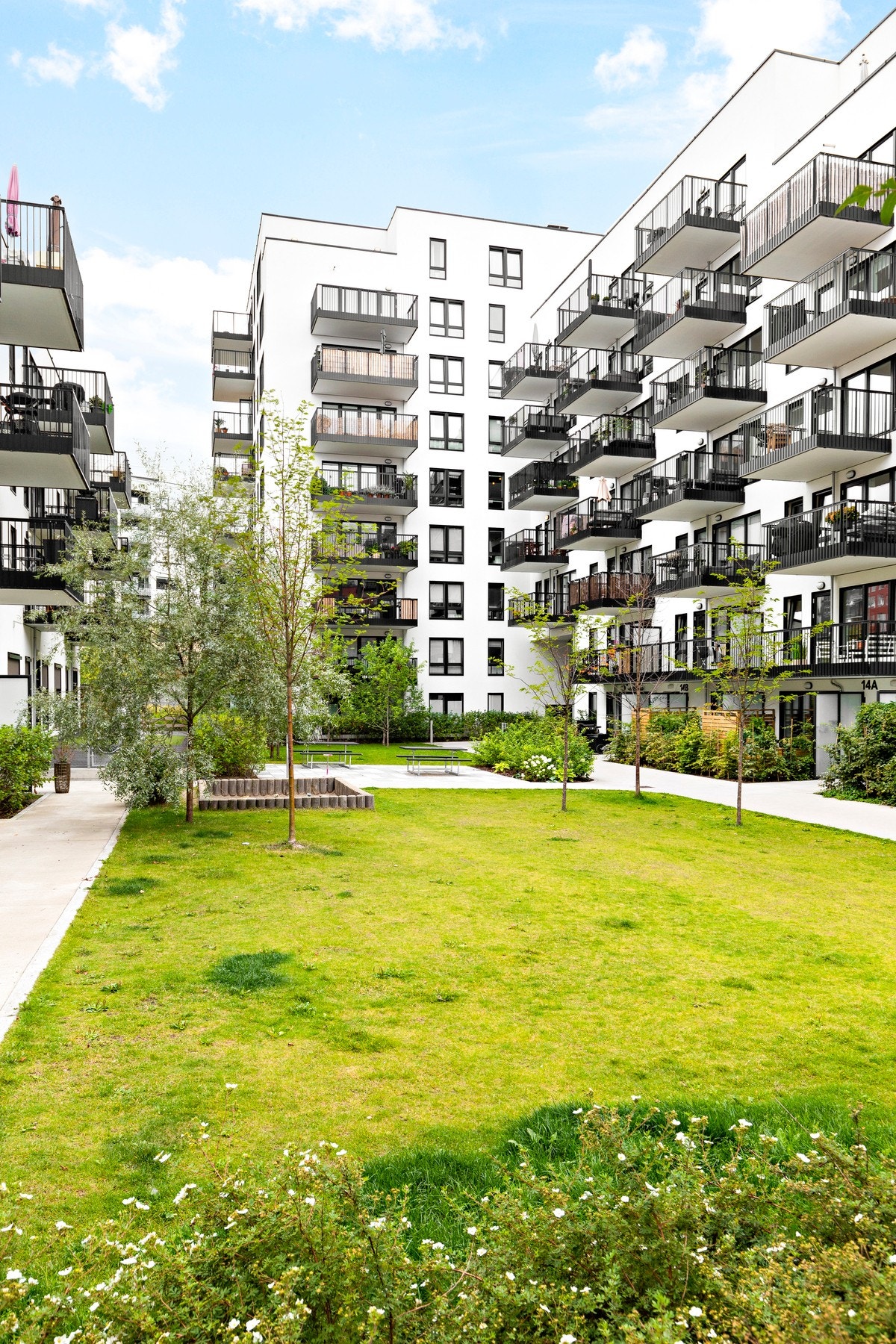 Hele Krydderhagen er bilfritt og svært barnevennlig med flere små lekeplasser og en stor lekeplass ved barnehagen. Galleribilde