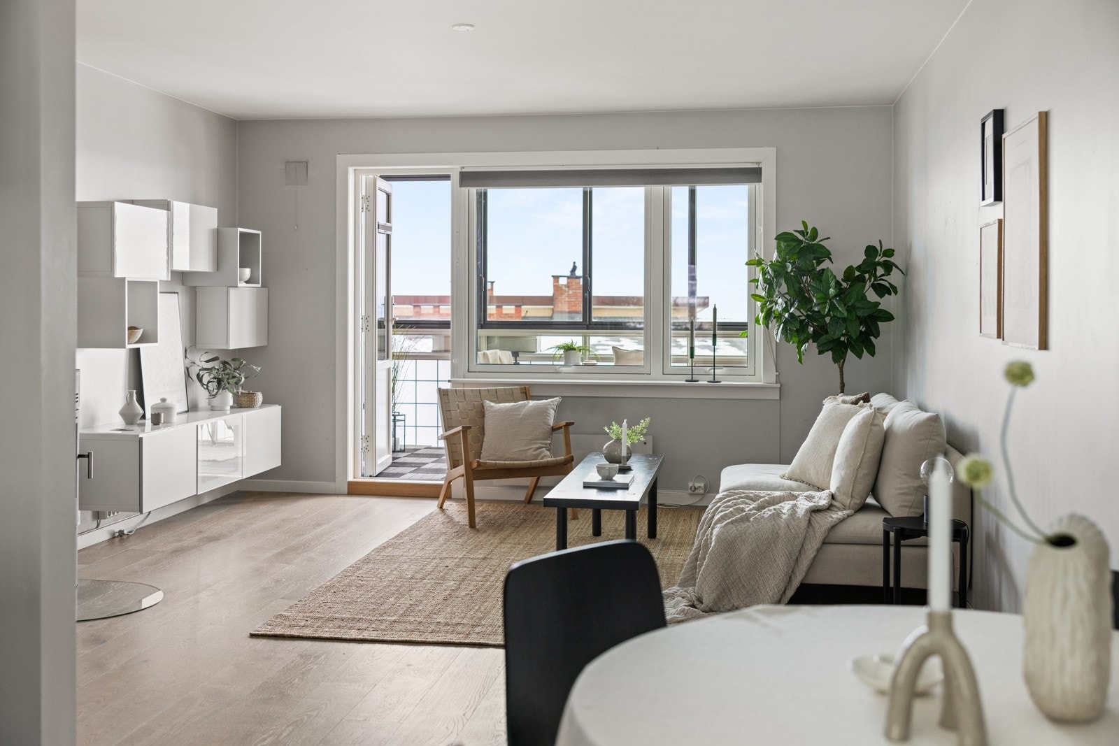 Romslig stue med god plass til både sofa og spisebord. Galleribilde