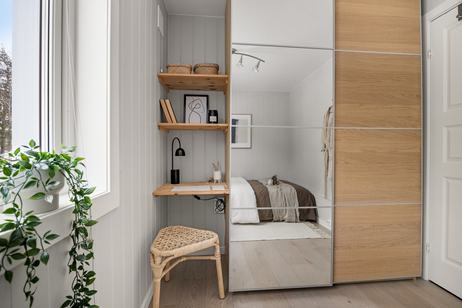 Skyvedørsgarderobe med speilfront og rikelig oppbevaringsplass. Plass til liten kontorløsning. Galleribilde