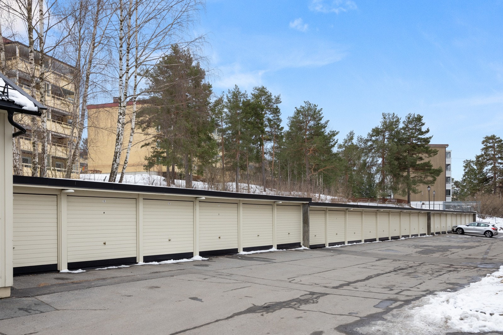 Mulighet å leie garasjeplass eller utendørs biloppstillingsplass med/uten lader. Galleribilde